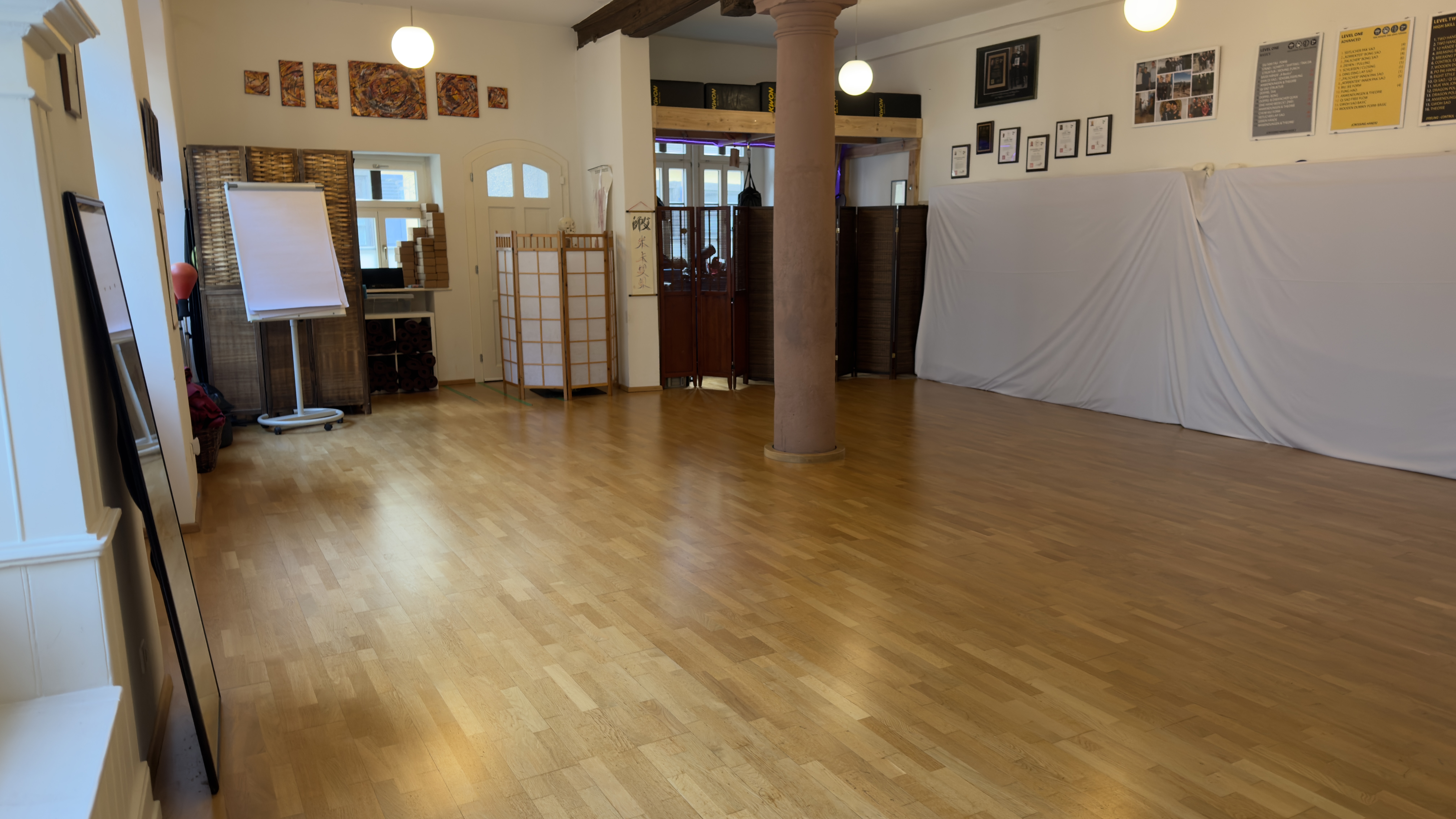 Heller Trainingsraum mit Holzsäulen