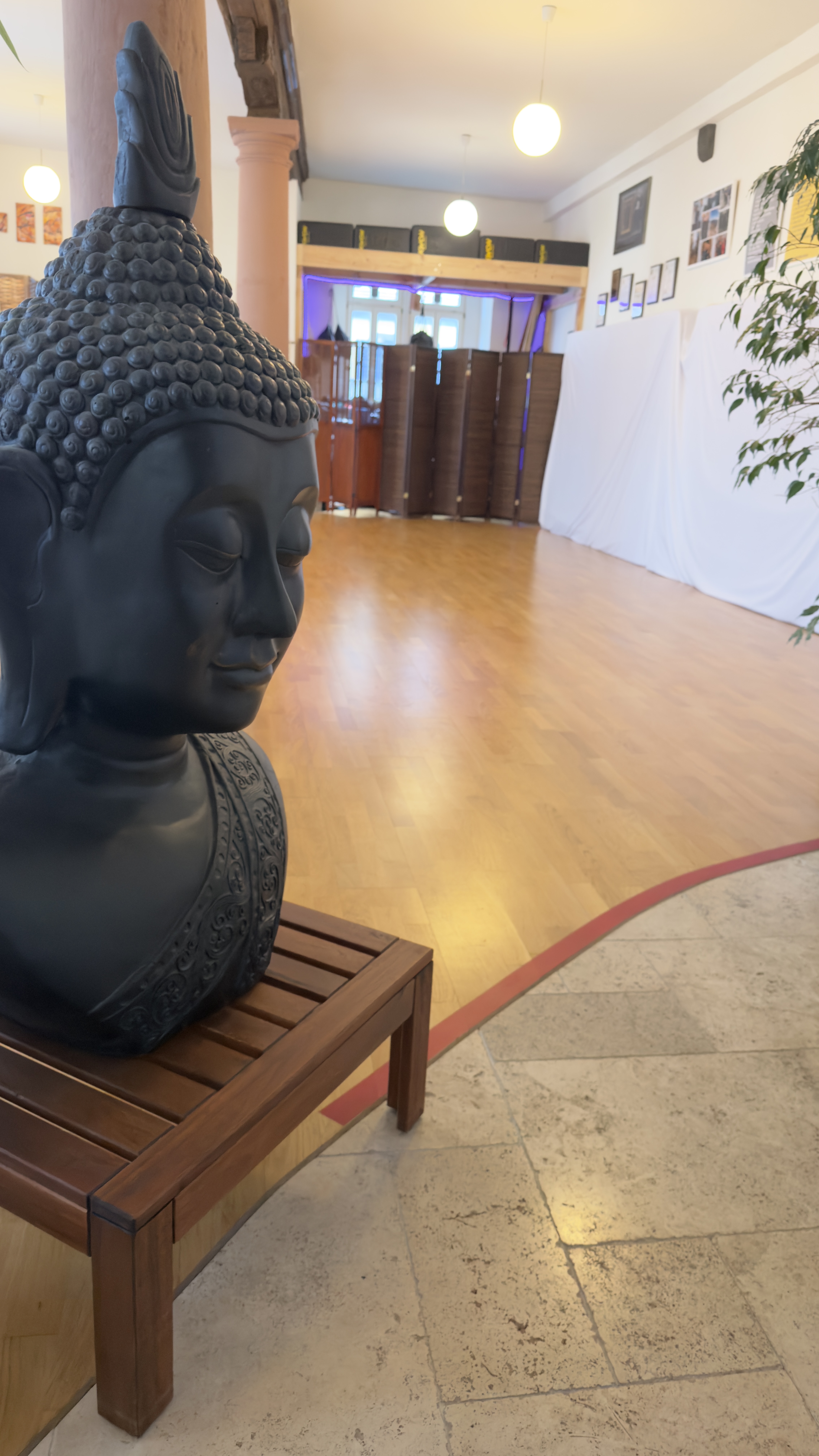 Buddha Figur im lichtdurchfluteten Raum